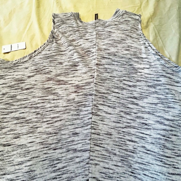 TUNIC, LONG LENGTH, COLOUR: ALMOST WHITE & LIGHT GREY, SIZE 5X, MADE IN CANADA!, - Picture 11 of 11